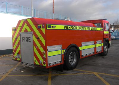 Camion d'intervention pompier avec fermeture à barre