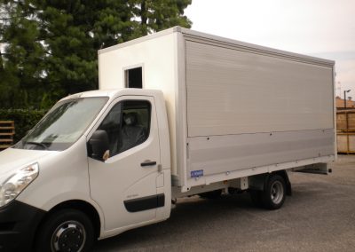 Camion équipé de rideaux roulants électriques