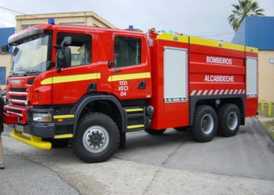 Camion d'incendie équipé de deux volets roulants aluminium