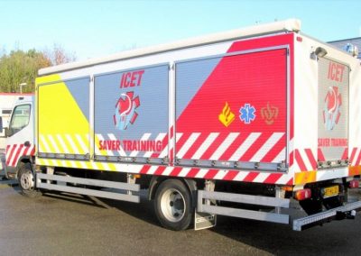 Camion d'intervention avec rideaux aluminium personnalisés