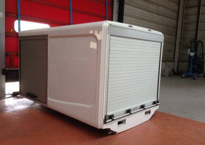 Caisson camion avec rideaux aluminium encastrés