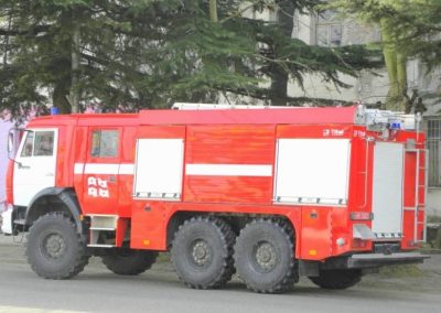 Camion incendie d'intervention avec volets roulants aluminisés