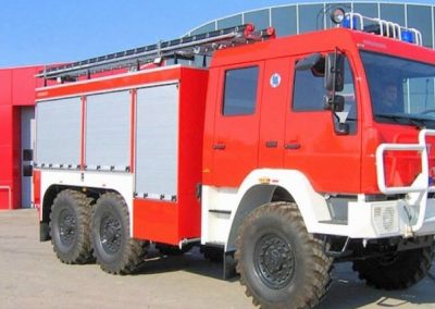 Camion feux de forêt avec compartiment de rangement