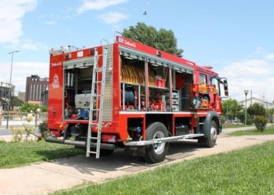 Camion incendie équipé de rideaux alu