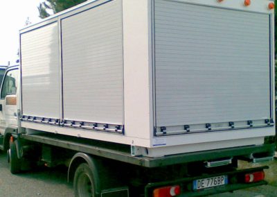 Camion industriel de transport avec rideaux gris véhicule