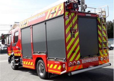 Camion de pompiers avec rideaux cintrés