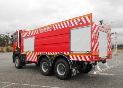 Camion d'intervention avec rideau anodisé