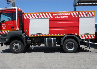 Camion d'intervention avec rideaux aluminium