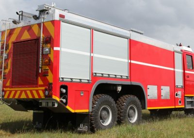 Camion d'intervention équipé de rideaux alu latéraux