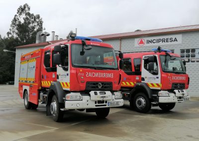 Camion d'intervention incendie équipé de rideaux personnalisés