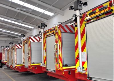 Camion d'interventions sapeurs-pompiers avec rideaux aluminium anodisés