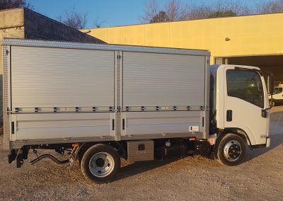 ISUZU avec rideaux aluminium anodisé