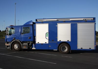 Véhicule industriel avec rideaux latéraux