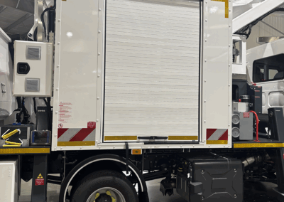 Camion d’intervention avec module de stockage sécurisé et rideau latéral blanc