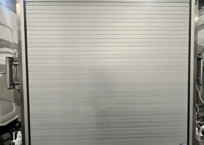 Volet roulant aluminium électrique monté sur véhicule d’intervention – système SRS pour compartiment utilitaire.