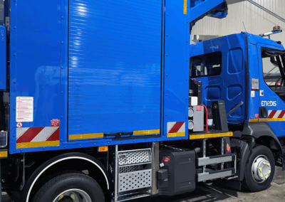 Camion d’intervention Enedis avec module de stockage sécurisé