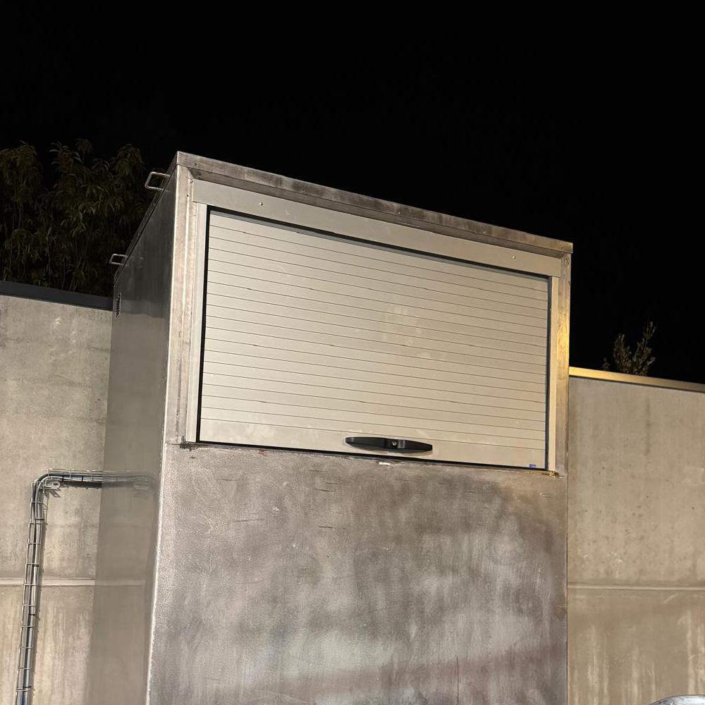 Caisson métallique avec rideau roulant pré-monté pour installation industrielle ou commerciale.<br />
