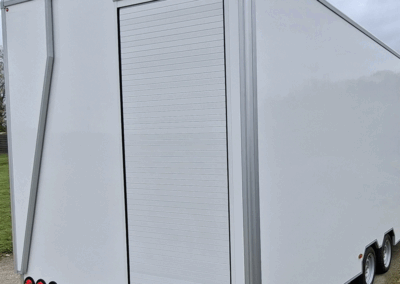 Remorque avec rideau TOP à enroulement blanc
